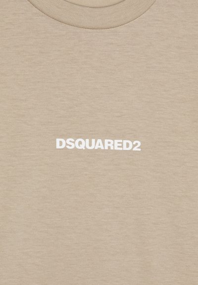Beige katoenen T-shirt met een ronde hals en korte mouwen. Heeft een wit logo "DSQUARED2" in het midden op de voorkant. Gladde textuur.