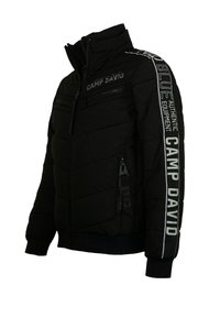 Schwarze gesteppte Jacke mit Frontreißverschluss, Reißverschlusstaschen und "CAMP DAVID"-Branding auf der Brust und am Streifen am Ärmel.