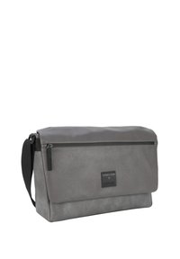Borsa a tracolla grigia in materiale in pelle testurizzata, forma rettangolare slim, chiusura con cerniera superiore, tracolla regolabile e patch con logo sul davanti.