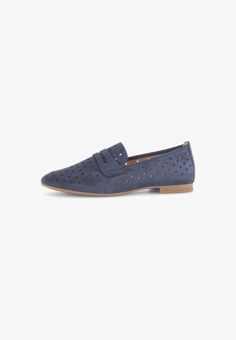 Blauwe perforated loafers met een platte zool, synthetisch materiaal, een instapmodel en een minimalistisch ontwerp met een voorste band.