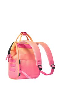 Rugzak in een verloop van oranje naar roze. Voorzien van verstelbare schouderbanden, een handvat bovenop, ritsen en zijpanelen met drie verticale lussen.