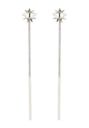 Boucles d’oreilles pendentifs en argent avec des puces en forme de soleil, reliées à de fines chaînes terminées par des barres métalliques droites.
