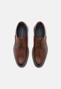 Tommy Hilfiger CORE SHOE - Κομψά δετά παπούτσια - winter cognac