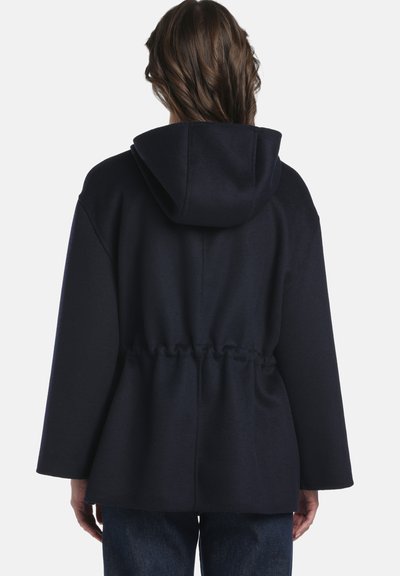 Cappotto con cappuccio blu navy con vita stretta, ampie maniche e texture morbida, caratterizzato da un elegante design posteriore e cuciture senza giunte.