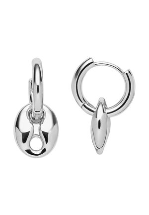 Coppia di orecchini a cerchio in argento lucido, uno con un ciondolo rotondo caratterizzato da un piccolo foro circolare, l'altro con un pendente allungato a forma di goccia.