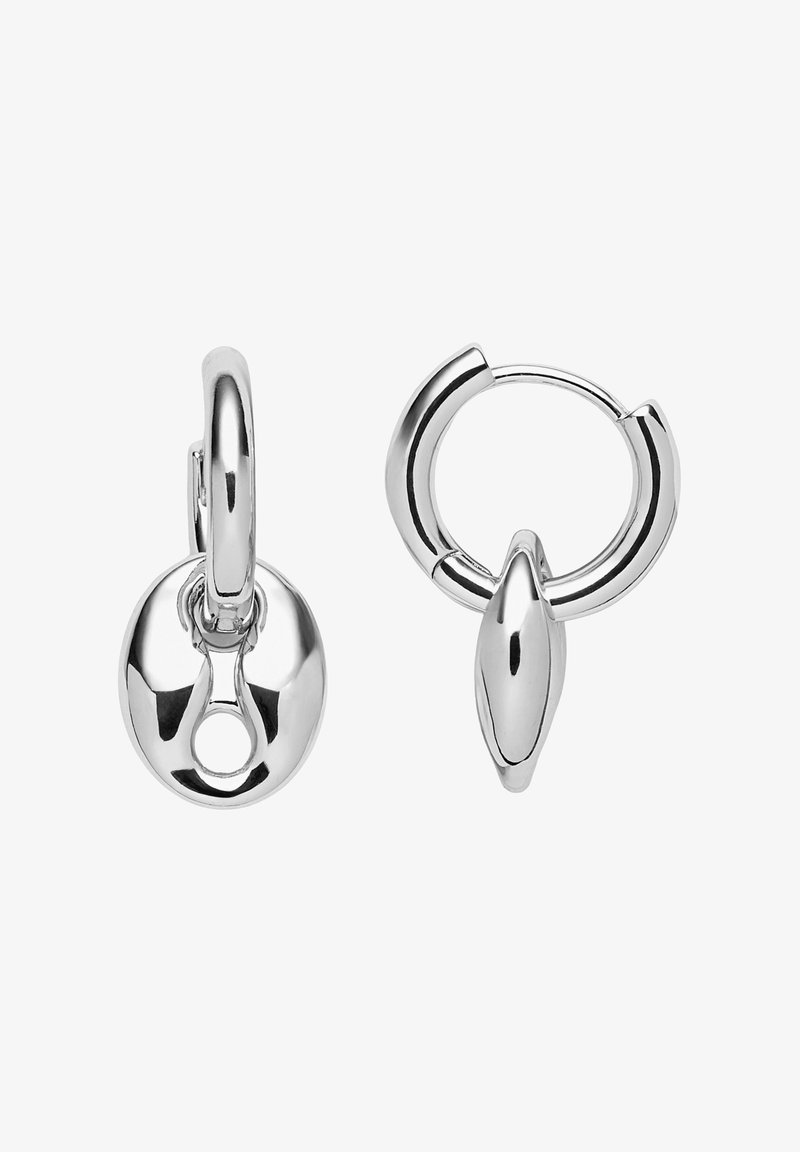 Coppia di orecchini a cerchio in argento lucido, uno con un ciondolo rotondo caratterizzato da un piccolo foro circolare, l'altro con un pendente allungato a forma di goccia.