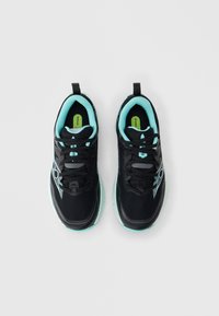 Μαύρα αθλητικά παπούτσια με επάνω μέρος από δίχτυ, τυρκουάζ λεπτομέρειες και υφή στην σόλα. Διαθέτουν μαξιλαρωμένο κολάρο και σύστημα κορδονιών για υποστήριξη.