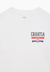 Levi's® FOOTBALL FAN TEE UNISEX - Apdrukāts T-krekls - white