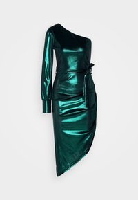 En axelbandslös klänning i glänsande smaragdgrön tyg, med en figursydd silhuett, ett bälte i midjan och en draperad asymmetrisk fåll.