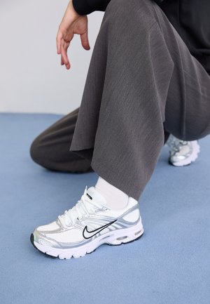 AIR MAX MOTO 2K - Sneakers - white/black/summit white/photon dust/smoke grey