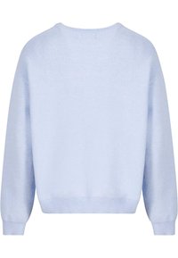 Világoskék pulóver, kerek nyakkivágással, süllyesztett válltörekkel, valamint bordás mandzsettával és aljjal. Puha tapintású, minimalista dizájnnal.