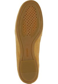 Suola delle scarpe Geox di colore marrone chiaro, con una superficie testurizzata, perforazioni per la traspirabilità e una sezione liscia nel tallone.
