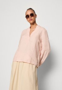 Marc O'Polo BLOUSE STAND UP COLLAR WITH V-NECK LONG SLEEVE - Tunika - dry rose