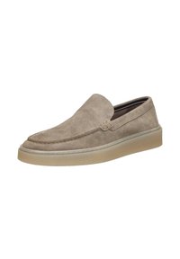 Beige suède instap-schoenen met een ronde neus en subtiele stiksels. De zool is licht van kleur en iets verhoogd.
