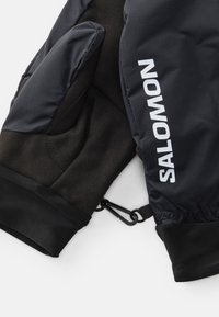 Čierne rukavice s kombináciou textúrovaného a hladkého materiálu, s bielym logom "SALOMON", elastickým manžetovým obvodom a pridržiavacím klipom.