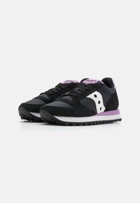 Sneakers in suede nero e mesh con accento bianco del logo, dettagli viola, lacci piatti e suola in gomma. Design classico delle scarpe sportive.