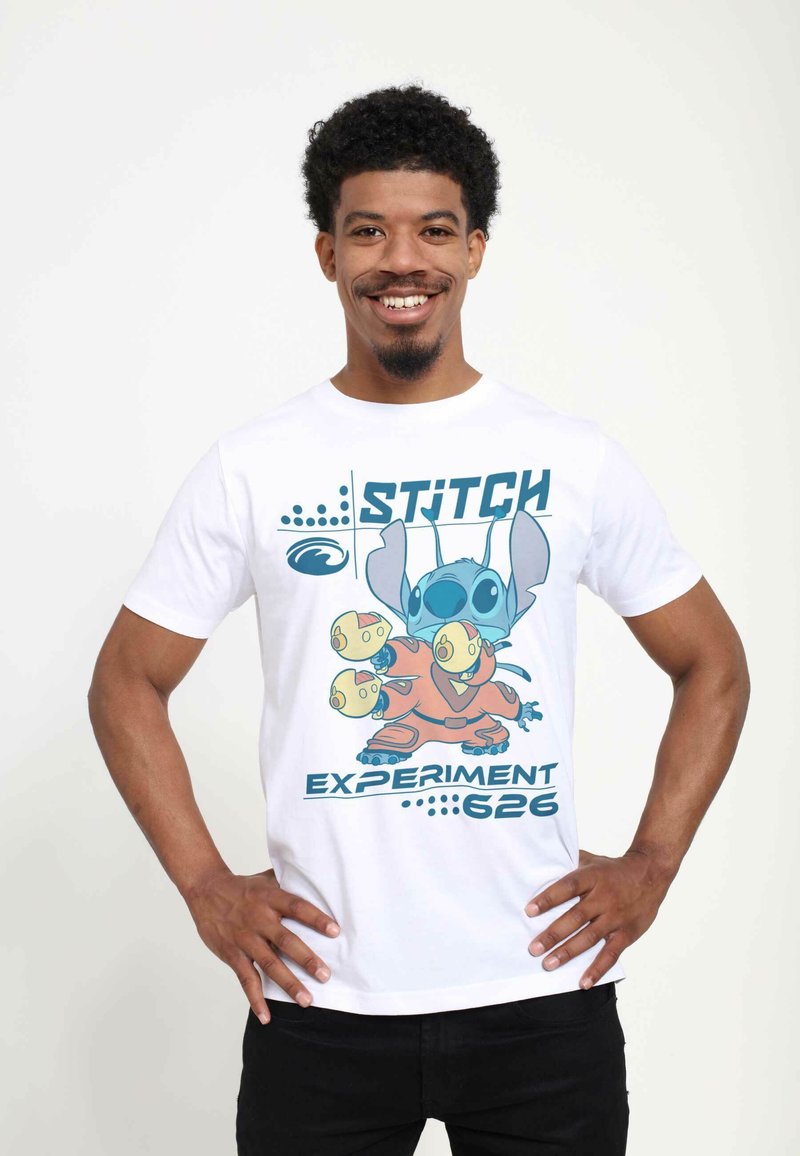 Biała bawełniana koszulka z grafiką niebieskiej postaci z dużymi uszami, trzymającej żółte przedmioty, z napisem "STITCH EXPERIMENT 626."