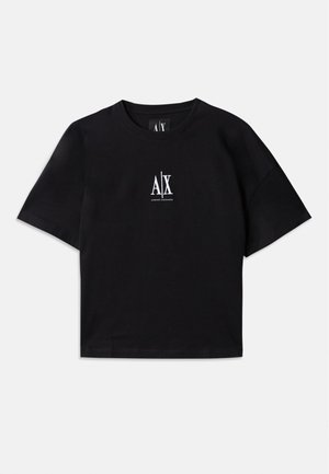 Zwart katoenen t-shirt met korte mouwen en een ronde hals. Heeft een wit logo in het midden van de borst. Eenvoudig, minimalistisch ontwerp.