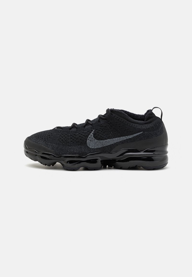 Chaussure de running Nike noire avec dessus en maille, logo swoosh gris, fermeture à lacets à l’avant et semelle amortie à air sur fond blanc uni.
