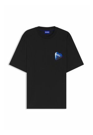 Czarny krótki rękaw T-shirt z niebieskim logo w kształcie serca z napisem "HUGO" na lewej piersi oraz ozdobną metką przy kołnierzu.