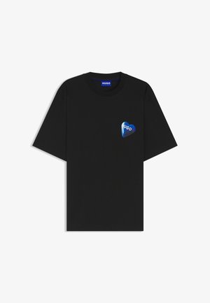 Czarny krótki rękaw T-shirt z niebieskim logo w kształcie serca z napisem "HUGO" na lewej piersi oraz ozdobną metką przy kołnierzu.