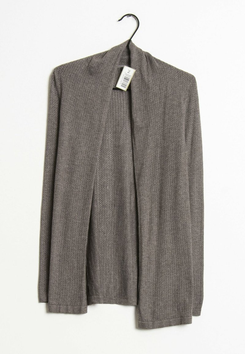 Cardigan gris tricoté à manches longues suspendu à un cintre noir sur fond blanc avec une étiquette de code-barres visible.