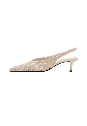 Zapato slingback de cuero beige tejido con puntera puntiaguda y tacón bajo de tipo kitten.