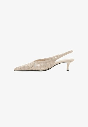 Zapato slingback de cuero beige tejido con puntera puntiaguda y tacón bajo de tipo kitten.