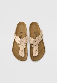 Ροζ σανδάλια με λουλουδάτο σχέδιο, διαθέτουν μαλακές δερμάτινες έλξεις, με επενδεδυμένο πέλμα και χρυσές λεπτομέρειες.