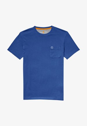 Camiseta azul de manga corta con cuello redondo y bolsillo en el pecho con un pequeño logo de un árbol.