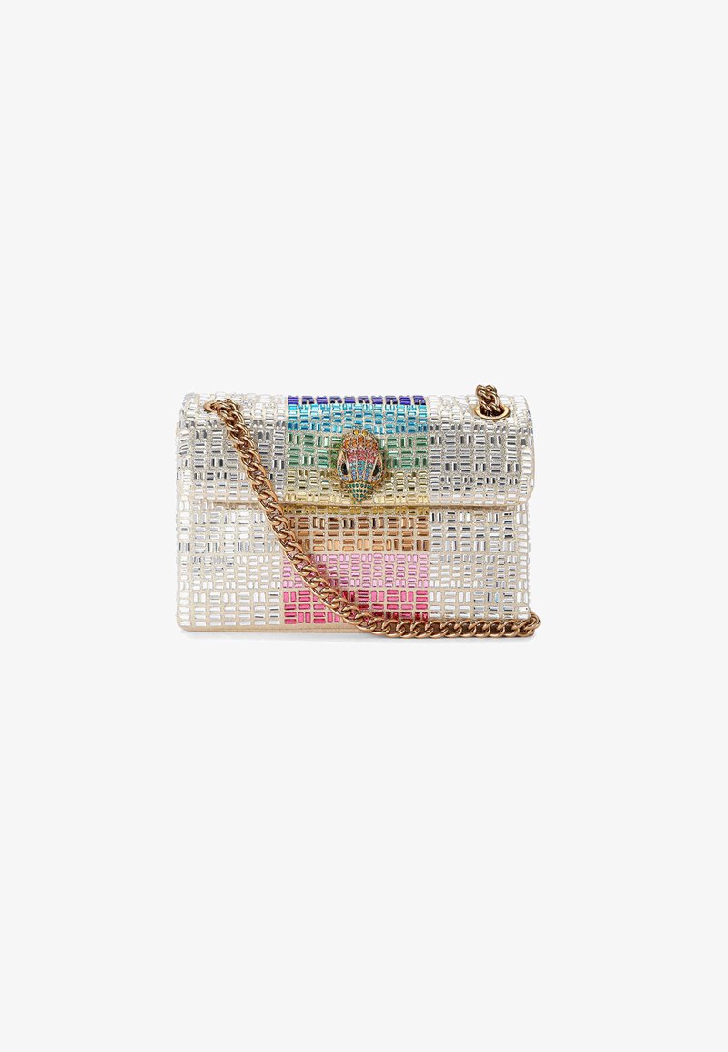 Sac à main transparent avec un motif coloré, forme rectangulaire, bandoulière en chaîne dorée et fermoir orné à l'avant. Texture tissée.