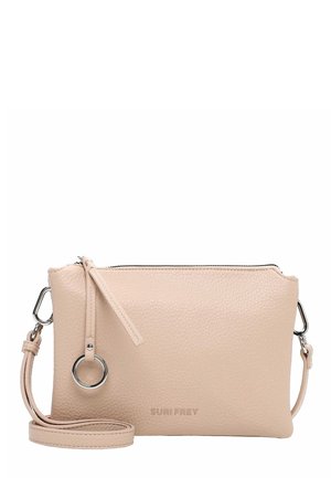 Beige tekstureret læder crossbody taske med lynlås, detaljer i sølvring, justerbar rem og "SURI FREY" præget på fronten.