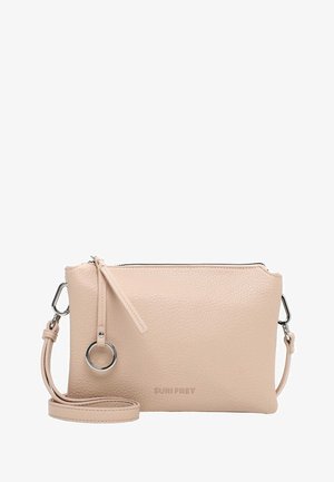 Beżowa, teksturowana skórzana torebka na ramię z zamkiem błyskawicznym, srebrnym pierścieniem, regulowanym paskiem i wytłoczonym napisem „SURI FREY” na przodzie.