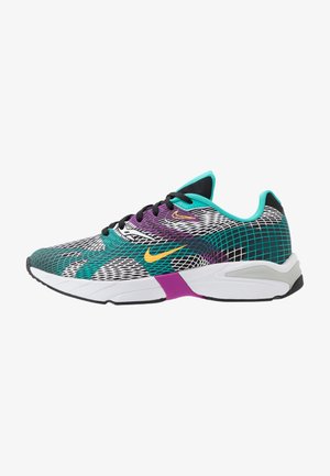 Zapatilla multicolor con parte superior de malla que presenta un patrón de rejilla, cordones negros, acentos turquesa, entresuela morada y suela blanca.
