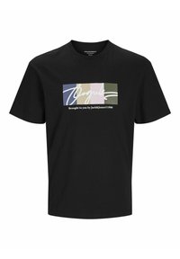 Camiseta de algodón negra con un gráfico rectangular colorido que incluye "Brogue" en una tipografía blanca y el texto "Brought to you by Jack & Jones ©1990".