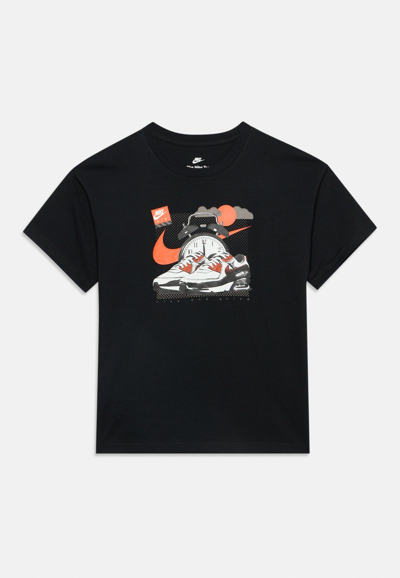 Camiseta negra de Nike con gráfico de un reloj, zapatillas Nike Air y logo naranja de Nike swoosh en el pecho.
