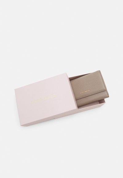 Portefeuille Coccinelle en cuir texturé taupe, présenté dans une boîte rose clair avec un logo doré, affichant un design compact et plié.