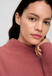s.Oliver MIT STEHKRAGEN - Strickpullover - papaya