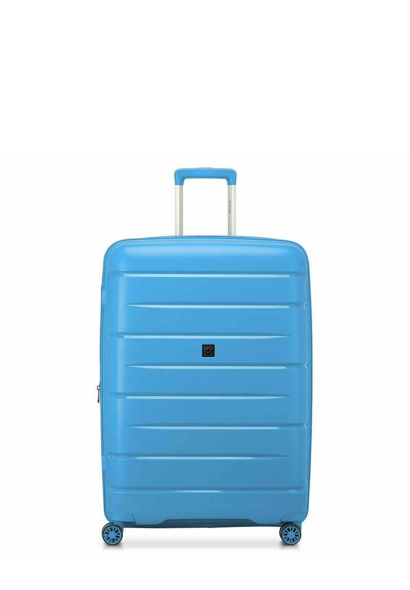Maleta rígida de color azul claro, con una superficie texturizada y líneas horizontales, un asa telescópica y cuatro ruedas para facilitar el movimiento.