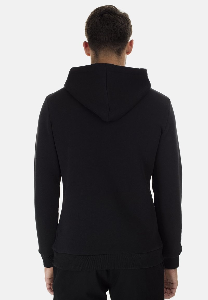 Sudadera con capucha negra, fabricada en un tejido suave, que presenta un ajuste relajado, puños y cintura acanalados, con una textura lisa y sin logotipos visibles.