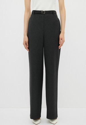 Pantaloni a vita alta su misura in tessuto grigio scuro con righe verticali, dotati di tasche laterali e una cintura nera abbinata.