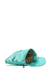 Turkooizen metallic handtas met een gestructureerde vorm, open klep en binnenvoering. Beschikt over een soepele textuur en zilverkleurige hardware-accenten.