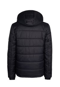 Zwarte pufferjack met capuchon, voorzien van horizontale stiksels, een ritssluiting aan de voorkant en elastische manchetten voor warmte en comfort.