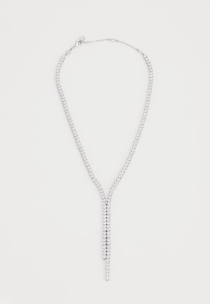 Collana in tonalità argento con un lungo design a forma di Y, adornato da più file di strass trasparenti che creano un effetto scintillante e una texture intricata.