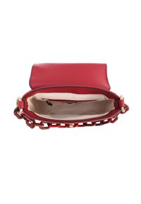 Sac à main en cuir rouge avec une texture lisse, quincaillerie dorée et une bandoulière en chaîne épaisse. Le dessus ouvert révèle un intérieur en tissu beige.