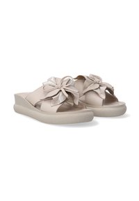 Lichtbeige slipper sandalen van zacht leer, met een grote decoratieve strik met zilverkleurige accenten en een getextureerde wigzool.