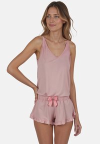 Lichtroze slaapset bestaande uit een mouwloze top met een v-hals en bijpassende shorts met een gerimpelde zoom en een strikdetail op de taille.