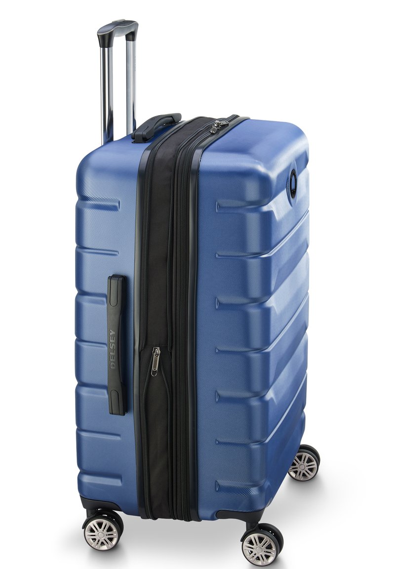 Hartschalenkoffer in Blau mit strukturiertem Finish, doppelten Reißverschlüssen und schwarzen Akzenten. Verfügt über einen ausziehbaren Griff und vier 360-Grad-Drehrollen.