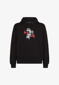 Sudadera negra de mezcla de algodón, con un bolsillo frontal. El diseño incluye siete rostros en rojo, blanco y negro en el pecho.