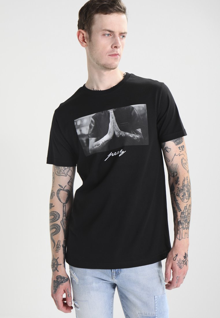 Mister Tee - PRAY - T-shirt med print - black, Förstora